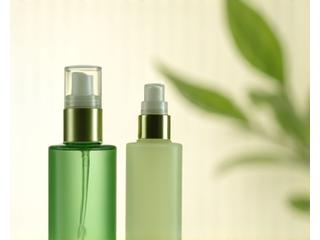 敏感肌用化粧水と美容液のボトル